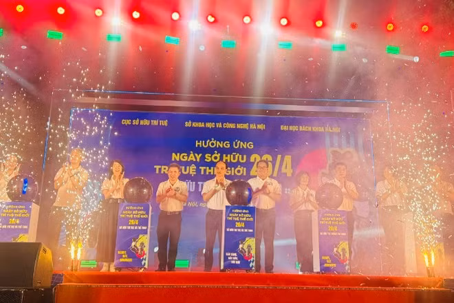 Các đại biểu thực hiện nghi thức phát động hưởng ứng Ngày Sở hữu trí tuệ thế giới 26/4. (Ảnh: BÍCH LIÊN)