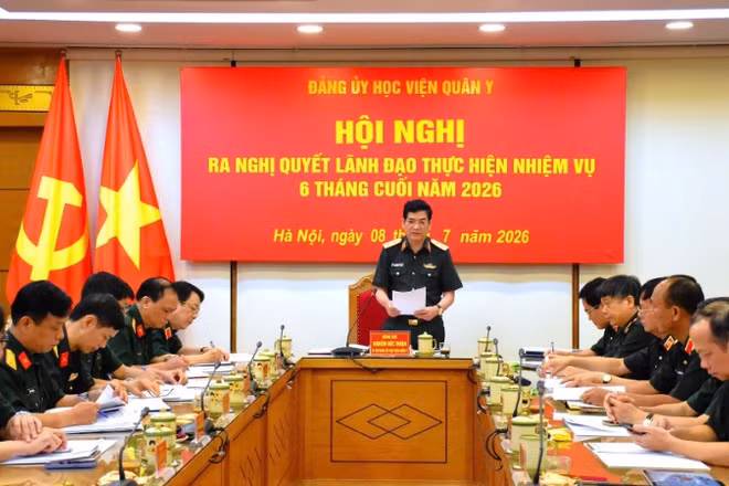 Trung tướng, Phó Giáo sư, Tiến sĩ Nghiêm Đức Thuận, Bí thư Đảng ủy, Chính ủy Học viện Quân y chủ trì hội nghị. 