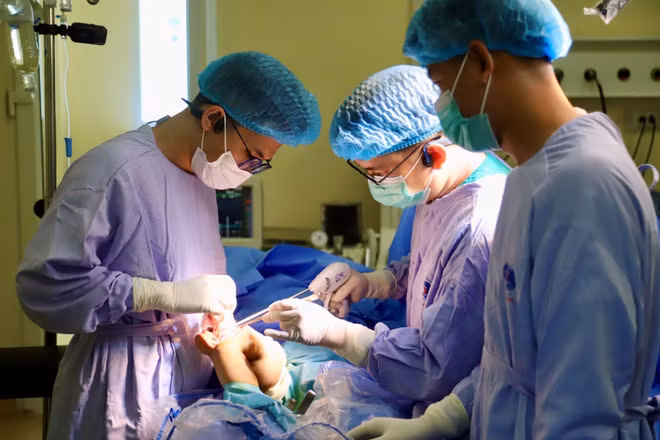 Ê-kíp các bác sĩ Bệnh viện K thực hiện phẫu thuật cho bệnh nhi.