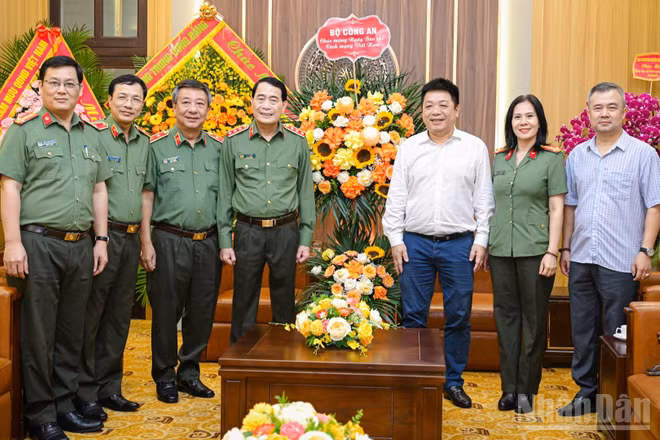 Đồng chí Quế Đình Nguyên, Phó Bí thư Đảng ủy, Phó Tổng Biên tập Báo Nhân Dân tiếp đoàn công tác của Bộ Công an do Thượng tướng Lê Quốc Hùng, Ủy viên Trung ương Đảng, Phó Bí thư Đảng ủy Công an Trung ương, Thứ trưởng Công an làm Trưởng đoàn. (Ảnh: BẢO LONG)