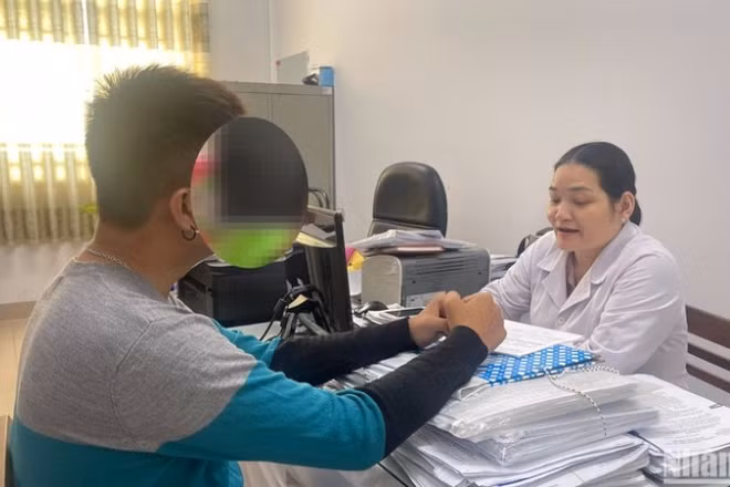 Bác sĩ tư vấn, cấp thuốc điều trị ARV cho người nhiễm HIV. 