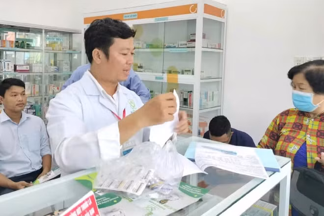 Các phòng khám bác sĩ gia đình cung cấp đủ thuốc cho người dân trên từng địa bàn. (Ảnh: HOÀNG PHAN)