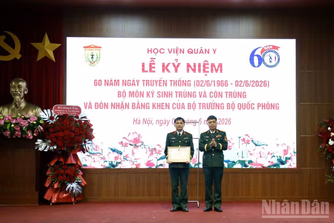 Thiếu tướng, Phó Giáo sư, Tiến sĩ Trần Ngọc Tuấn, Phó Giám đốc Học viện Quân y trao Bằng khen của Bộ trưởng Quốc phòng tặng Bộ môn Ký sinh trùng và Côn trùng.