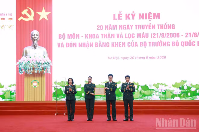 Thiếu tướng, Phó Giáo sư, Tiến sĩ Nguyễn Văn Nam, Phó Chính ủy Học viện Quân y trao Bằng khen của Bộ trưởng Quốc phòng tặng Bộ môn-Khoa Thận và Lọc máu. (Ảnh: TUẤN DŨNG)