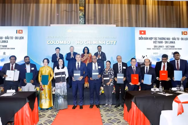 Tổng Bí thư, Chủ tịch nước Tô Lâm, Thủ tướng Sri Lanka Harini Amarasuriya chứng kiến Lễ trao các văn kiện hợp tác giữa 2 nước. (Ảnh: Thống Nhất/TTXVN)