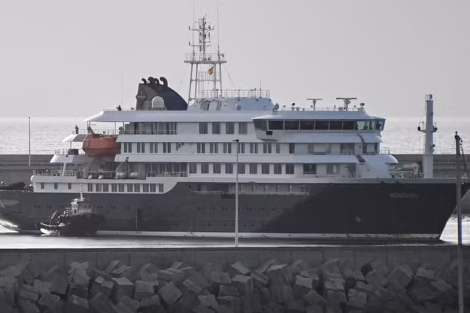 Tàu du lịch MV Hondius cập bến Tenerife, thuộc quần đảo Canary, Tây Ban Nha ngày 10/5/2026. (Ảnh: THX/TTXVN)