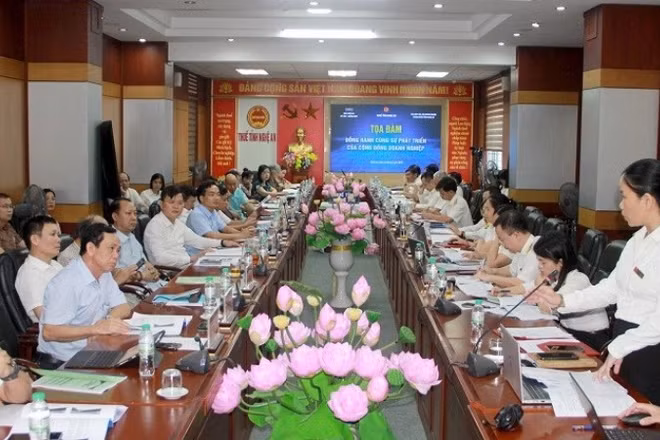 Lãnh đạo ngành thuế đối thoại với doanh nghiệp để tháo gỡ khó khăn, vướng mắc trong thực hiện chính sách thuế, góp phần cải thiện môi trường đầu tư, thúc đẩy phát triển sản xuất, kinh doanh. (Ảnh: QUANG AN)