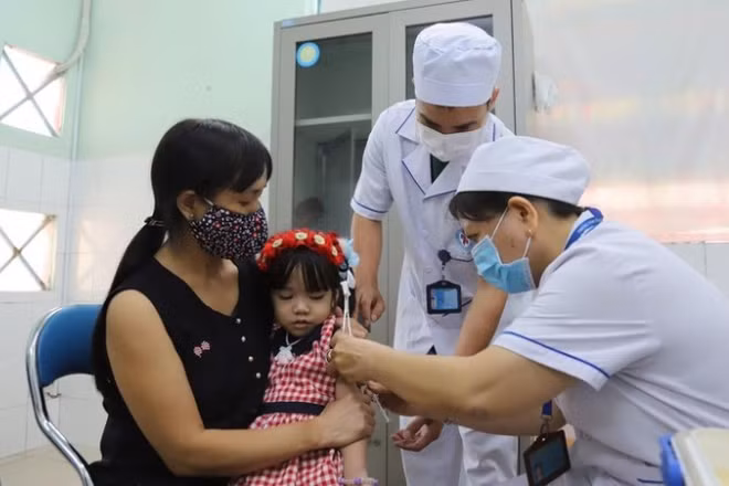 Phụ huynh đưa trẻ đến trạm y tế phường Tây Thạnh (Thành phố Hồ Chí Minh) tiêm chủng.