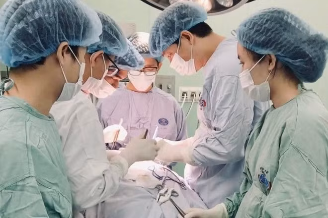 Các bác sĩ Bệnh viện K phẫu thuật loại bỏ khối u, giải phóng đường thở cho bệnh nhân. 