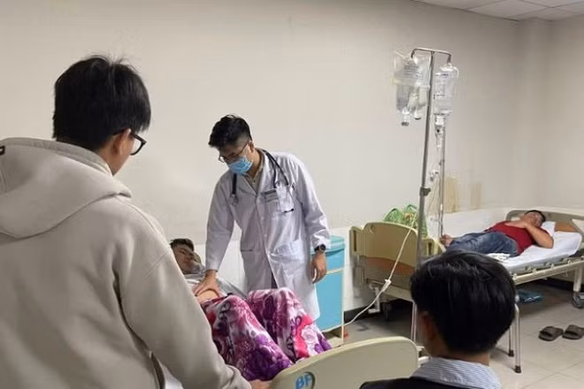 Các bệnh nhân bị ngộ độc nằm điều trị tại bệnh viện.