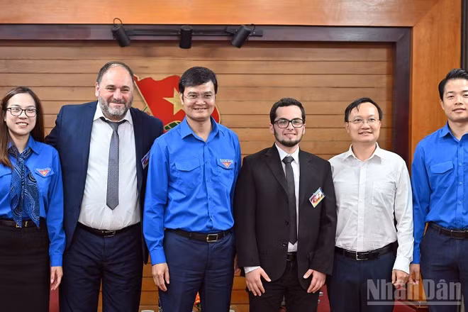 Các đồng chí Bùi Quang Huy, Guillermo Rehermann (lần lượt thứ 4 và 5 từ phải sang) cùng đại diện Đoàn Thanh niên Cộng sản Hồ Chí Minh và Đảng Cộng sản Uruguay tại buổi tiếp.