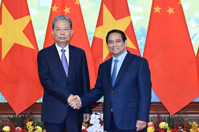 Thủ tướng Phạm Minh Chính và đồng chí Triệu Lạc Tế, Ủy viên Thường vụ Bộ Chính trị Trung ương Đảng Cộng sản Trung Quốc, Ủy viên trưởng Ủy ban Thường vụ Đại hội Đại biểu Nhân dân toàn quốc nước Cộng hòa nhân dân Trung Hoa.