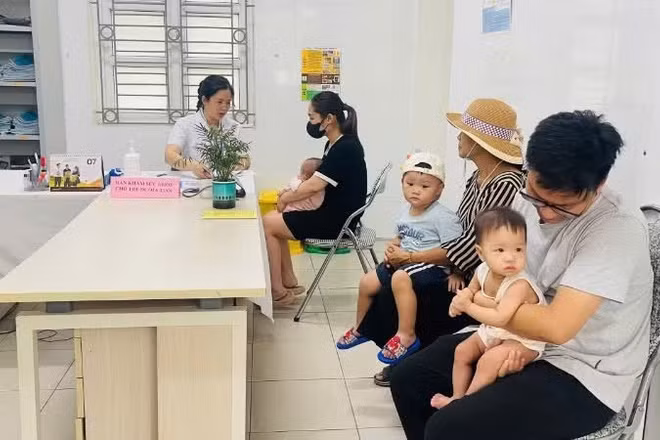Trạm Y tế xã Ô Diên, Hà Nội khám sức khỏe định kỳ miễn phí cho người dân. (Ảnh: DIỆU THƯƠNG)
