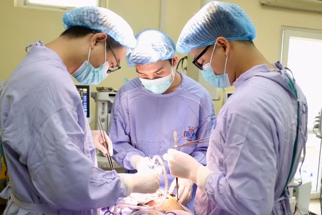 Ê-kíp bác sĩ Bệnh viện K thực hiện ca phẫu thuật cho bệnh nhân. (Ảnh: THÁI HÀ)