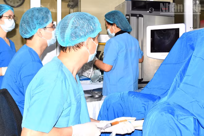 Các y bác sĩ Viện Mô phôi lâm sàng Quân đội thực hiện chọc hút trứng cho bệnh nhân khi thụ tinh ống nghiệm.