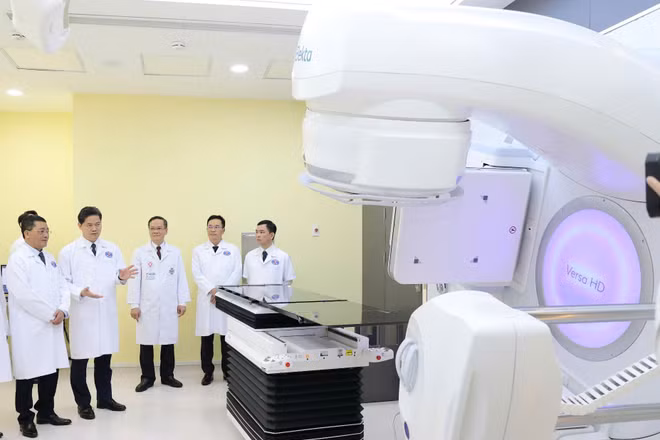 Thứ trưởng Thường trực Y tế Vũ Mạnh Hà và các đại biểu tham quan thiết bị mới tại Bệnh viện K, cơ sở Quán Sứ.