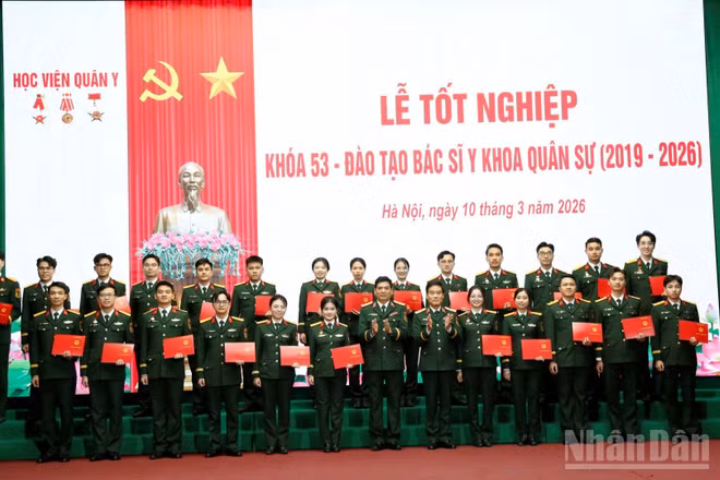 Lãnh đạo Học viện Quân y trao bằng tốt nghiệp cho các học viên.