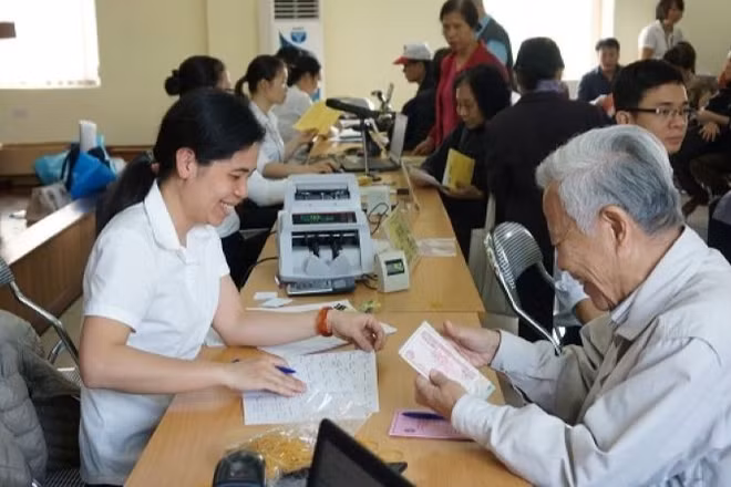 Cử tri kiến nghị người đủ 60 tuổi được hưởng trợ cấp hưu trí xã hội hằng tháng. (Ảnh minh họa)