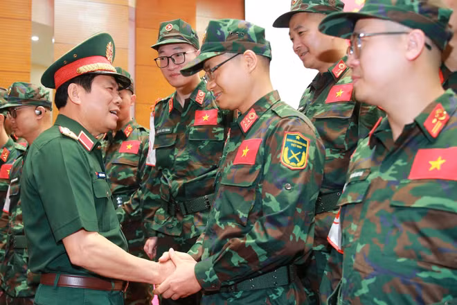 Đại tướng Nguyễn Tân Cương động viên các lực lượng tham gia thực hiện nhiệm vụ. (Ảnh: TRỌNG ĐỨC)