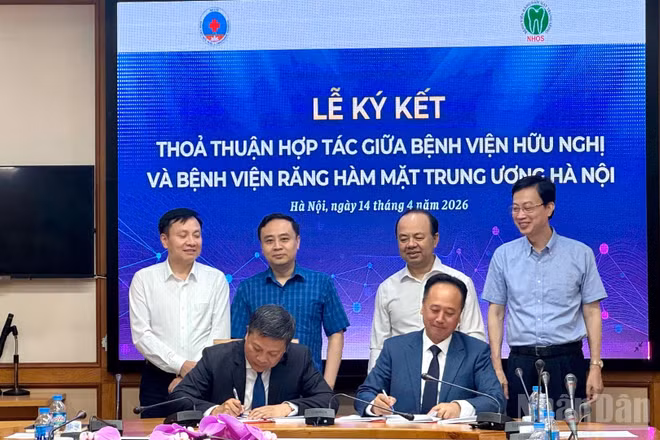 Giám đốc Bệnh viện Hữu Nghị Nguyễn Thế Anh và Giám đốc Bệnh viện Răng Hàm Mặt Trung ương (Hà Nội) Trần Cao Bính ký thỏa thuận hợp tác, hỗ trợ chuyên môn kỹ thuật giữa hai bệnh viện.
