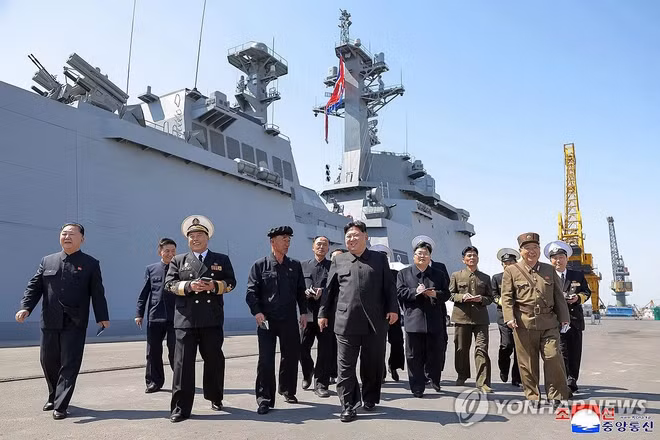 Nhà lãnh đạo Kim Jong Un giám sát vụ phóng thử tên lửa hành trình chiến lược và tên lửa chống hạm từ tàu khu trục Choe Hyon của Triều Tiên. (Ảnh: KCNA)