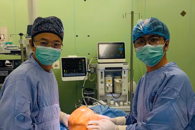Ê-kíp bác sĩ Bệnh viện K thực hiện ca phẫu thuật lấy khối u, bảo tồn tuyến vú cho người bệnh.