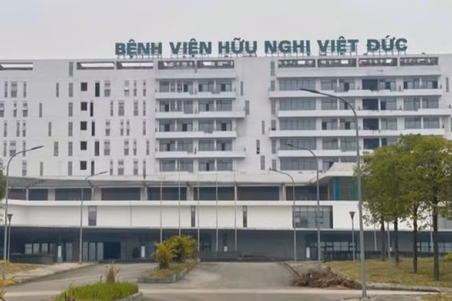 Phó Thủ tướng Chính phủ Lê Thành Long yêu cầu tập trung tối đa nguồn lực, đưa Bệnh viện Bạch Mai, Việt Đức cơ sở 2 vào sử dụng trước ngày 30/11.