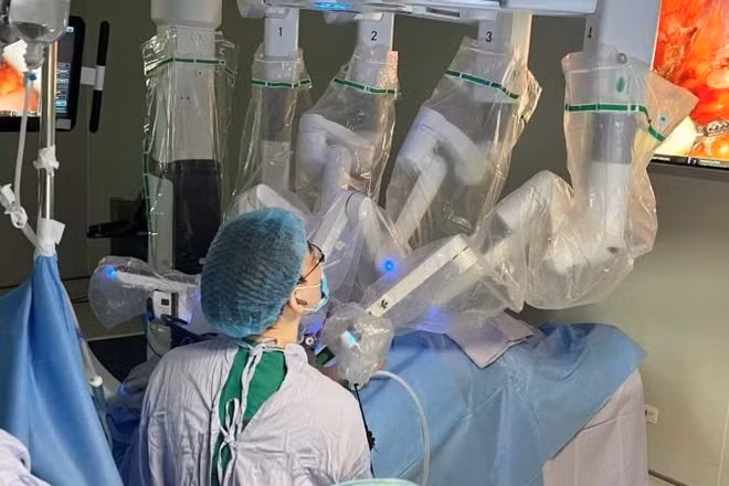 Ê-kíp bác sĩ khoa Ngoại tiết niệu, Bệnh viện K phẫu thuật cho người bệnh.