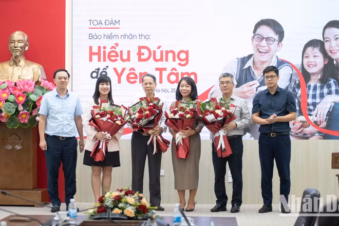 Các khách mời tham dự trao đổi tại Tọa đàm "Bảo hiểm nhân thọ: Hiểu đúng để yên tâm". (Ảnh: MINH DUY)