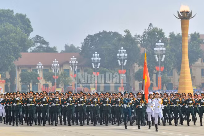 Sĩ quan, quân nhân chuyên nghiệp nghỉ hưu trước hạn tuổi được trợ cấp 5 tháng lương, thay cho mức 3 tháng lương hiện nay. (Ảnh: DUY LINH)