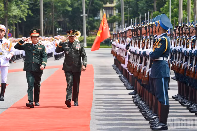 Đại tướng Nguyễn Tân Cương và Đại tướng Romeo Saturnino Brawner Junior duyệt Đội danh dự Quân đội nhân dân Việt Nam. (Ảnh: THẾ ĐẠI)