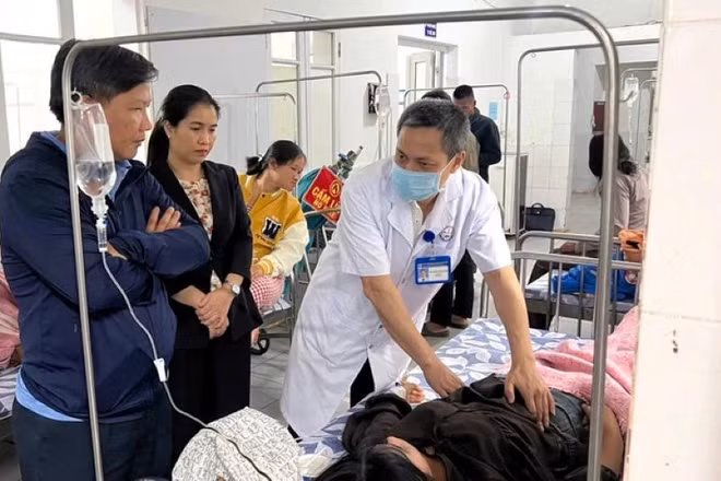 Đại diện lãnh đạo Ủy ban nhân dân xã Tân Lập, tỉnh Quảng Trị đến bệnh viện thăm hỏi, động viên các bệnh nhân.