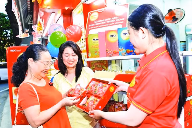 Khách hàng mua bánh trung thu sớm. (Ảnh PHƯƠNG VY)