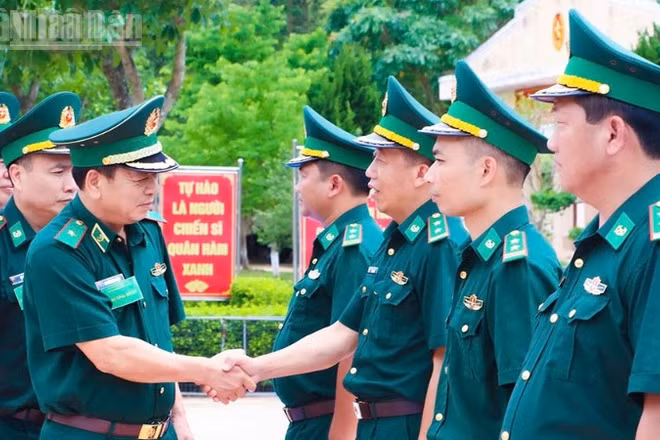 Thiếu tướng Nguyễn Văn Thiện, Phó Tư lệnh Bộ đội Biên phòng và Đoàn kiểm tra thăm, kiểm tra toàn diện Đồn Biên phòng Chiềng Sơn.