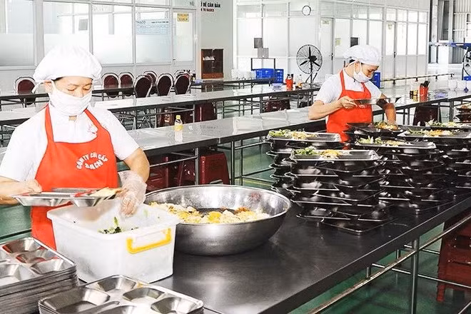 Người đứng đầu tổ chức bữa ăn và chủ cơ sở nấu ăn phải chịu trách nhiệm trực tiếp nếu để xảy ra vi phạm về an toàn thực phẩm. (Ảnh: NAM NGUYỄN) 