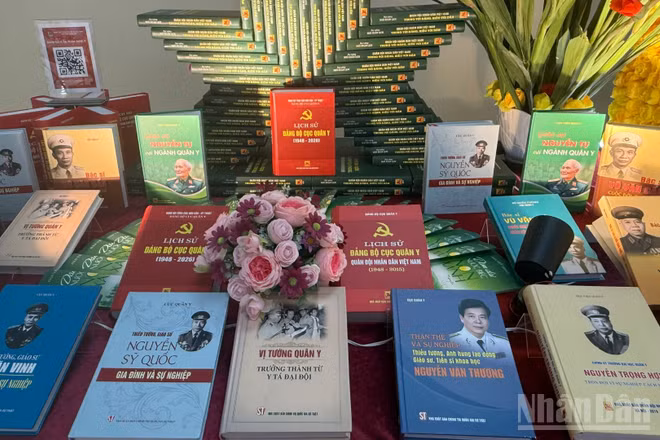 Với 29 đầu sách, trong đó có 16 cuốn viết về các thầy thuốc, các lãnh đạo được trưng bày, độc giả sẽ hiểu hơn về trang sử vẻ vang của ngành quân y.