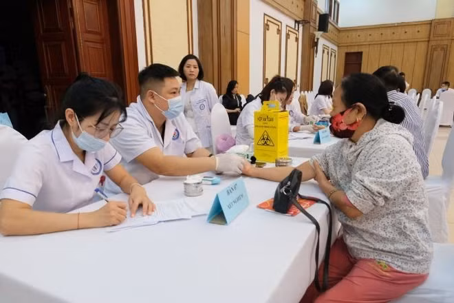 Các bác sĩ Bệnh viện Nội tiết Trung ương và Bệnh viện Nội tiết Nam Định thăm khám, tư vấn bệnh đái tháo đường cho người dân.