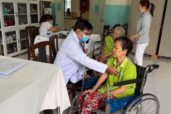 Bộ Y tế đề xuất thực hiện phân cấp 11 nhóm nhiệm vụ trọng tâm cho Cục Bảo trợ xã hội. (Ảnh minh họa)
