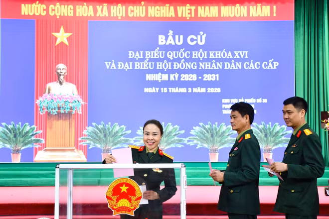 Các cử tri của Học viện Quân y nô nức tham gia bỏ phiếu bầu cử đại biểu Quốc hội khóa XVI và đại biểu Hội đồng nhân dân các cấp nhiệm kỳ 2026-2031.