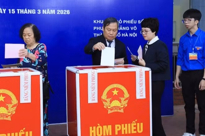Chủ tịch Ủy ban nhân dân thành phố Hà Nội Vũ Đại Thắng thực hiện bỏ phiếu tại phường Giảng Võ (Hà Nội). (Ảnh: BÁO NHÂN DÂN)