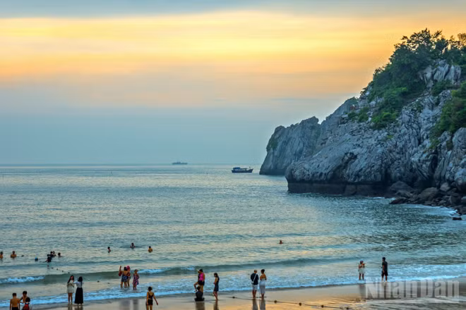 Biển trời giao hòa, sơn thủy hữu tình và những bãi biển đẹp làm nên sự quyến rũ đầy mê hoặc của Cát Bà.