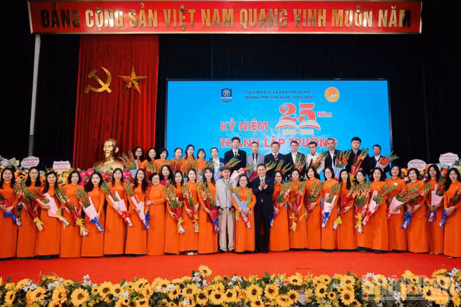 Các đại biểu và thầy, cô giáo chụp ảnh kỷ niệm.