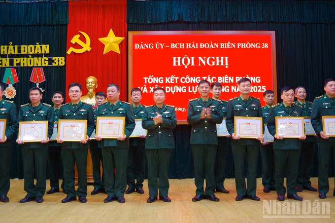 Đảng ủy, Ban Chỉ huy Hải đoàn trao thưởng cho tập thể, cá nhân trong phong trào thi đua quyết thắng năm 2025.