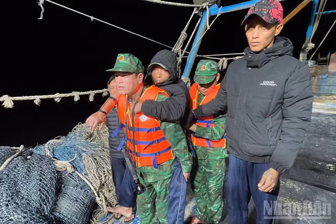 Đồn Biên phòng Cát Bà hỗ trợ thuyền viên bị nạn đưa đi cấp cứu.