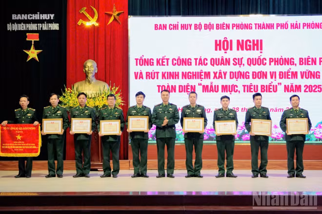 Đại tá Phạm Hồng Phong, Bí thư Đảng ủy, Chính ủy Bộ đội Biên phòng thành phố trao thưởng cho các tập thể có thành tích xuất sắc trong Phong trào Thi đua Quyết thắng năm 2025.