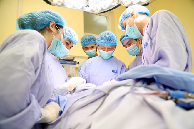 Ê-kíp các bác sĩ Bệnh viện K phẫu thuật cho thiếu niên 16 tuổi mắc ung thư da vùng thái dương.
