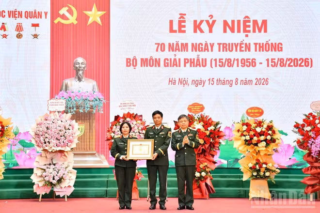 Thiếu tướng, Phó Giáo sư, Tiến sĩ Trần Ngọc Tuấn, Phó Giám đốc Học viện Quân y trao Bằng khen của Thủ trưởng Học viện Quân y tặng Bộ môn Giải phẫu. (Ảnh: TD)