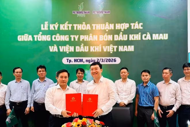 Đại diện lãnh đạo VPI và PVCFC ký Biên bản ghi nhớ. (Ảnh: LIÊN HIẾU)