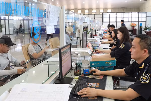 Thủ tục thông quan điện tử nhanh gọn là một trong những yếu tố thúc đẩy, mở rộng các hành lang kinh tế. Ảnh | MINH LÊ