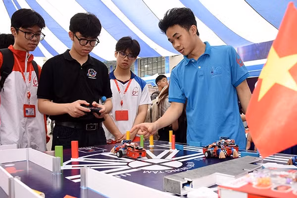Trải nghiệm thực hành Robot do sinh viên ngành Công nghệ thông tin - Học viện Công nghệ Bưu chính Viễn thông nghiên cứu và phát triển.